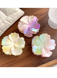 Détails de trois pinces à cheveux en forme de fleur de frangipanier aux reflets dégradés