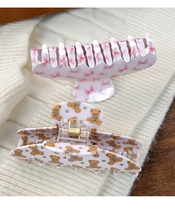 Détail de pinces à cheveux à fleurs avec motifs d'ours mignons et de nœuds roses