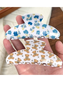 Détail de pinces à cheveux à motif floral et ours avec une finition brillante polie