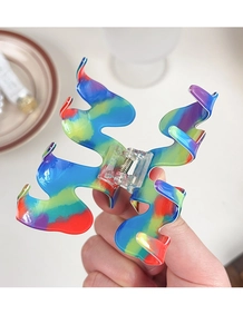Dettaglio della molletta per capelli in PVC a forma di M con design a fiamma arcobaleno