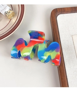 Dettaglio macro di un mollettone ondulato con motivo tartarugato colorato arcobaleno