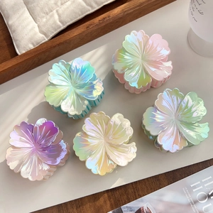 Cinq pinces à cheveux fleur de frangipanier dégradées avec finition nacrée sur bois