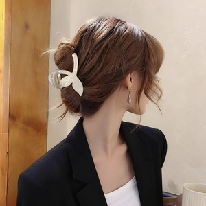 Elegant iridescent fishtail hair claw clip for women featuring a shimmering pearl finish