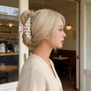 Pince à cheveux fleurie avec motifs d'oursons mignons portée par un mannequin