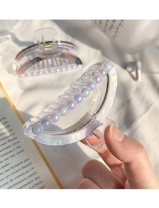 Détail de pinces à cheveux en perles élégantes sur un fond en tissu crème doux