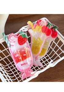 Dettaglio di fermagli per capelli a forma di coppa di gelato alla fragola e ciliegia