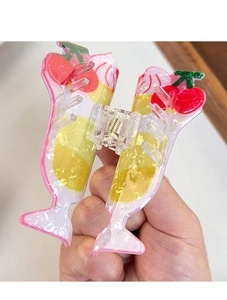 Dettaglio del fermaglio per capelli a forma di coppa cocktail con ciliegia e glitter