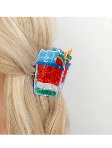 Dettaglio di un fermaglio creativo a forma di bevanda all'anguria sui capelli