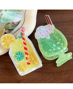 Dettaglio di fermagli per capelli a forma di soda al limone e milkshake con glitter
