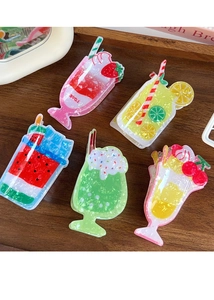 Dettaglio di cinque fermagli per capelli colorati a forma di drink estivi su legno