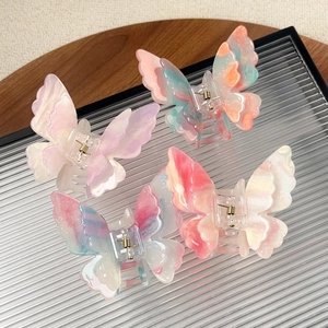 Set de cuatro pinzas para el cabello de mariposa en acrílico con efecto mármol y brillo