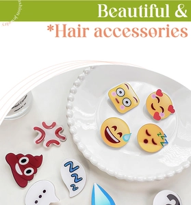 Nahaufnahme süßer Emoji-Haarklammern mit Smiley-Gesichtern und Wassertropfen-Icons