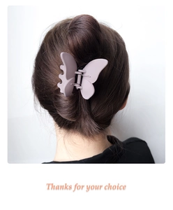 Pince à cheveux papillon lavande mate pour attacher un chignon bas de manière élégante