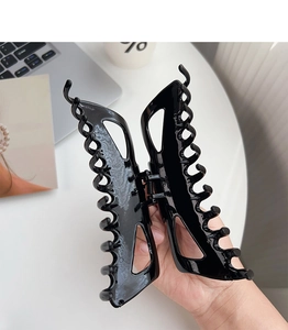 Détail d'une grande pince à cheveux papillon noire de 14cm pour cheveux épais au quotidien