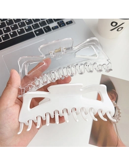 Détail des grandes pinces à cheveux de 14cm en acrylique transparent et blanc crème