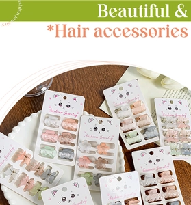 Gros plan de mini pinces à cheveux papillon colorées sur cartes chat mignonnes