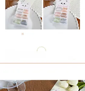 Macro de 6 mini pinces à cheveux papillon macaron sur carte de présentation chat