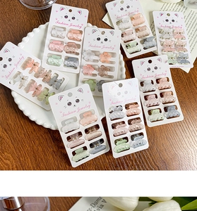 Détails de mini pinces à cheveux papillon pastel mat sur une carte de présentation