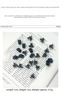 Macro de mini-pinces à cheveux noires de 1cm en acétate posées sur un fond de magazine