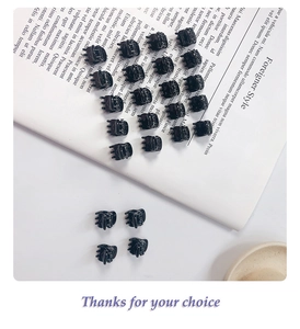 Vue détaillée de vingt mini-pinces à cheveux noires disposées sur un magazine de mode chic