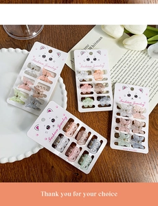 Détail d'un lot de mini pinces à cheveux mats en forme de papillon et fleur sur carte