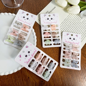 Mini pinces à cheveux papillon et fleur aux couleurs acidulées sur carte blanche
