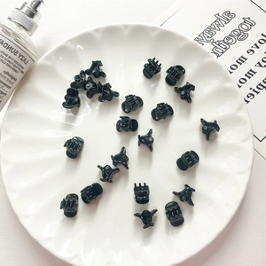 Lot de mini pinces à cheveux noires pour coiffer la frange sur plat blanc