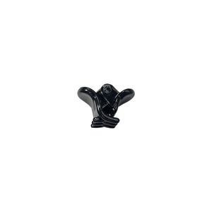 Petite pince à cheveux noire brillante classique pour frange et coiffure sur fond blanc