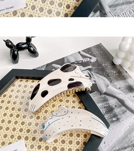 Vue détaillée de grandes pinces à cheveux à motif dalmatien et perles pour filles