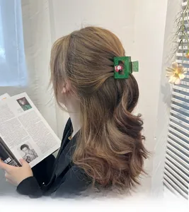 Détail d'une pince à cheveux de Noël à paillettes vertes avec motif Père Noël sur cheveux