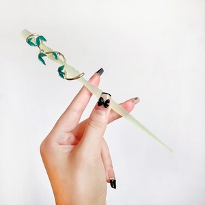 Elegante horquilla china de jade bambú con vid dorada y detalle de hoja de esmalte