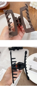 Details von kaffeebrauner quadratischer Haarklammer und schwarzem mattem Haargreifer für langes Haar