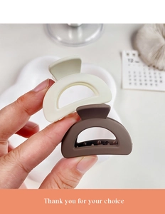 Detail of matte hair claws in beige and brown with internal teeth for secure hold