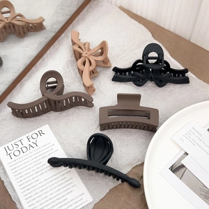 Set mit minimalistischen großen Haarklammern in matten Erdtönen für stilvolles Styling