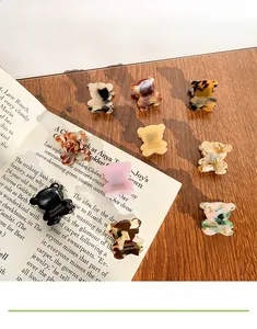 Détail de pinces à cheveux ours en acétate aux motifs écaille et marbre élégants