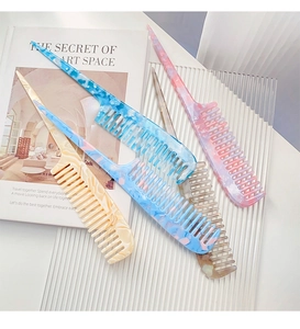 Detalle de cuatro peines de púa de acetato de colores para peinado y división del cabello