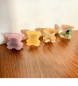 Détail de quatre mini pinces à cheveux ours en acétate avec inscription France Handmade dorée