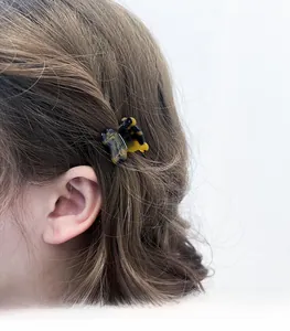 Vue détaillée d'une petite pince à cheveux papillon en acétate écaille de tortue
