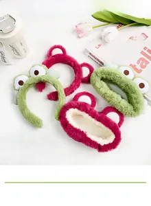 Gros plan de bandeaux en peluche grenouille et ours aux textures douces et mignonnes