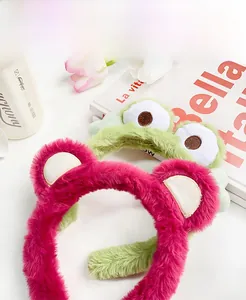 Détail de serre-têtes en peluche avec oreilles d'ours et yeux de grenouille doux