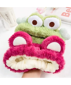 Gros plan de bandeaux doux en peluche aux motifs de grenouille et d'ours pour le visage