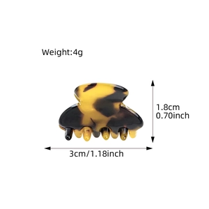Minimalist leopard print acetate hair claw clip with 3cm measurement details