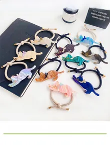 Vista dettagliata di vari elastici per capelli in acetato a forma di gatto colorati