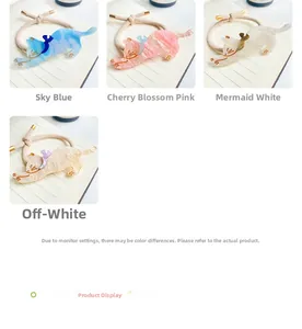 Dettaglio degli elastici per capelli a gatto in acetato nei colori blu rosa e bianco