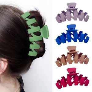 Set of 13cm matte large hair claws in five colors with a model wearing one in green