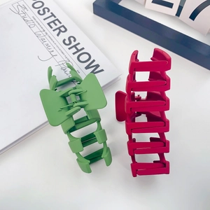 Large 13cm matte shark hair clips in green and burgundy for thick hair styling