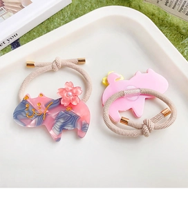 Dettaglio di elastici in acetato a forma di gatto con motivo marmoreo e fiori di ciliegio
