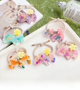 Dettaglio di cinque elastici per capelli a forma di gatto in acetato con fiori e perle