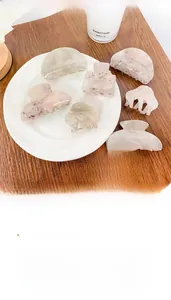 Détails du lot de pinces à cheveux en acrylique aux motifs marbrés et floraux doux