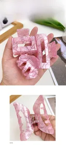Vue détaillée des pinces à cheveux en acrylique marbre rose aux formes géométriques variées